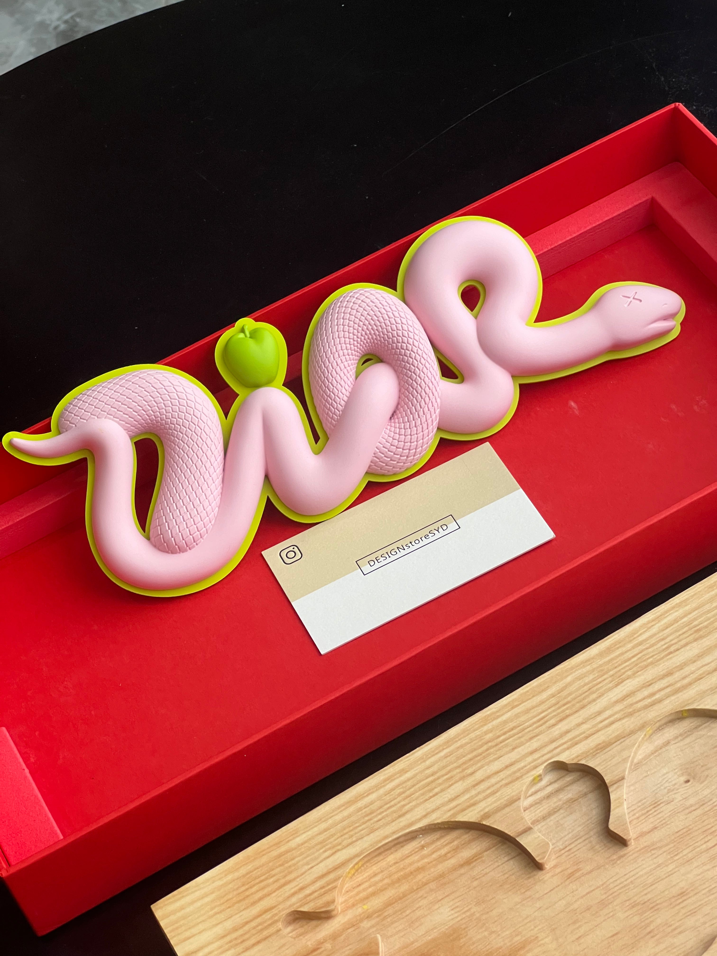 ディオール Dior KAWS SNAKE フィギュア VIP 限定 28cm KAWS x Dior pink snake sculpture – Designstoresyd